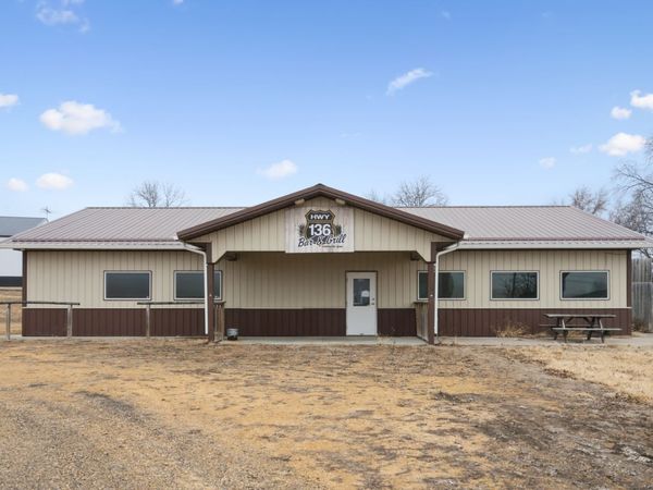 112 1st Street , Charlotte, IA 52731