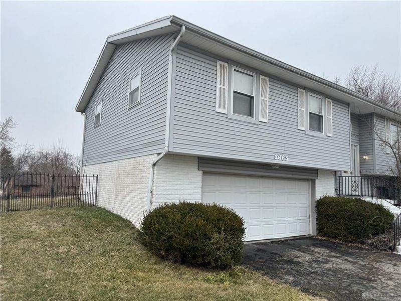 6065 Layne Hills Court, Clayton, OH 45322 Photo 2