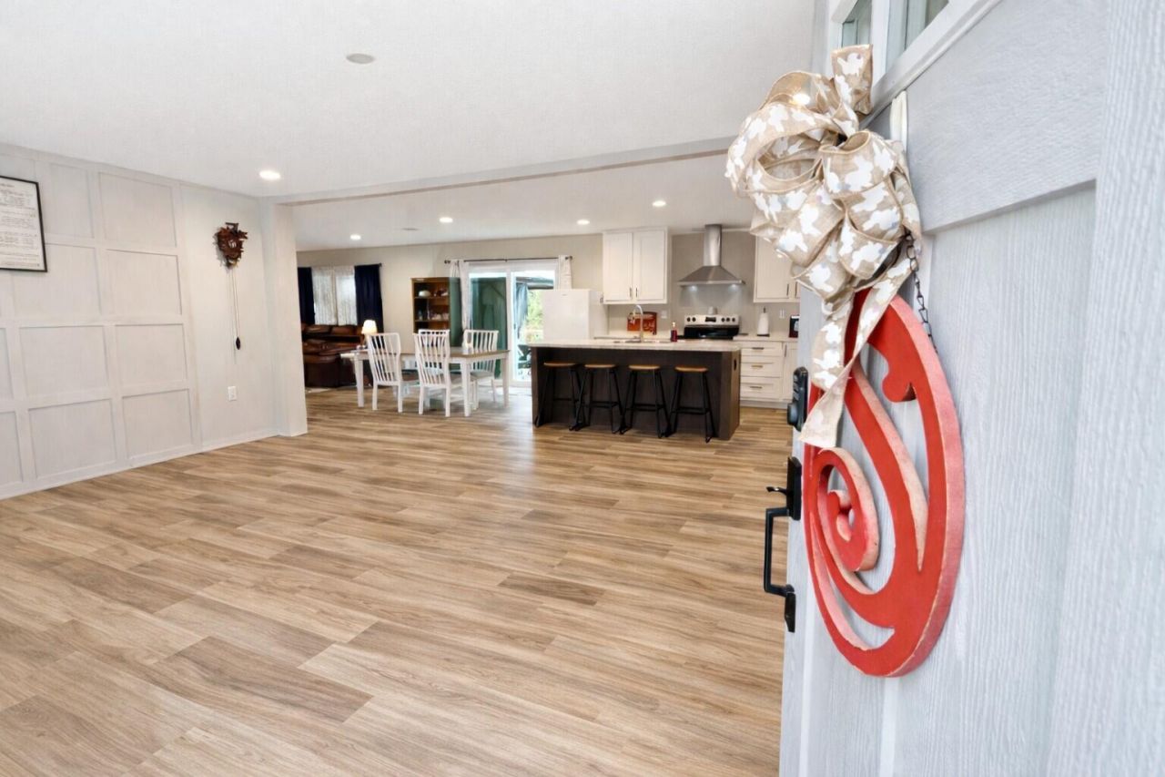 1297 Heaven Drive Photo 4