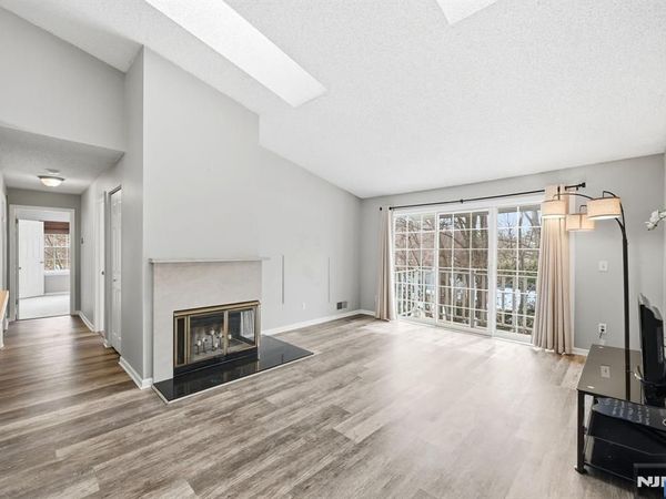 130 Raintree Lane, MAHWAH, NJ 07430