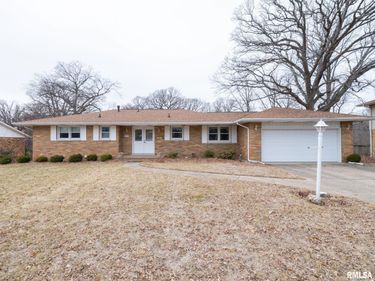 1903 Saint Clair Drive, Pekin, IL 61554