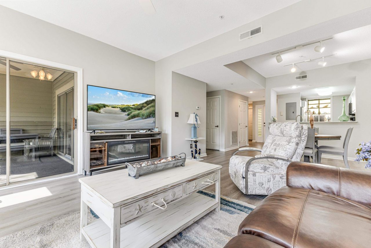 1551 Spinnaker Dr. Photo 14