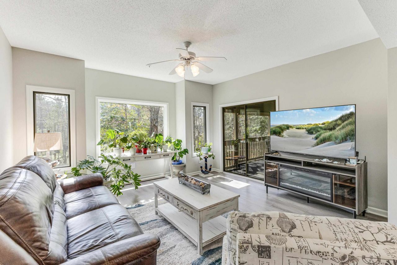 1551 Spinnaker Dr. Photo 9