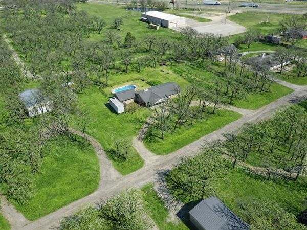 112 Robin Drive , Burleson, TX 76028