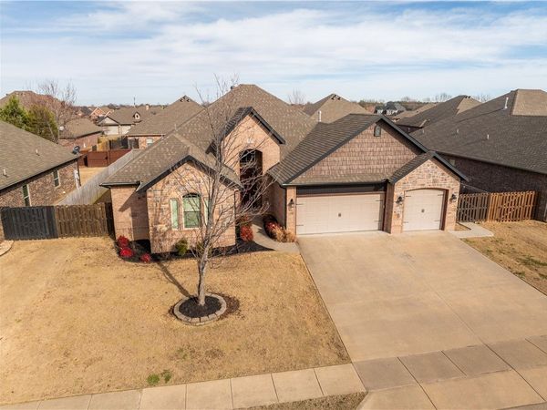 6101 W Woodbine Drive, Rogers, AR 72758