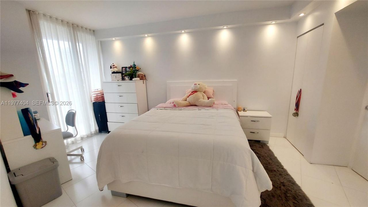 1000 W Island Blvd, Unit 508, Aventura, FL 33160 Photo