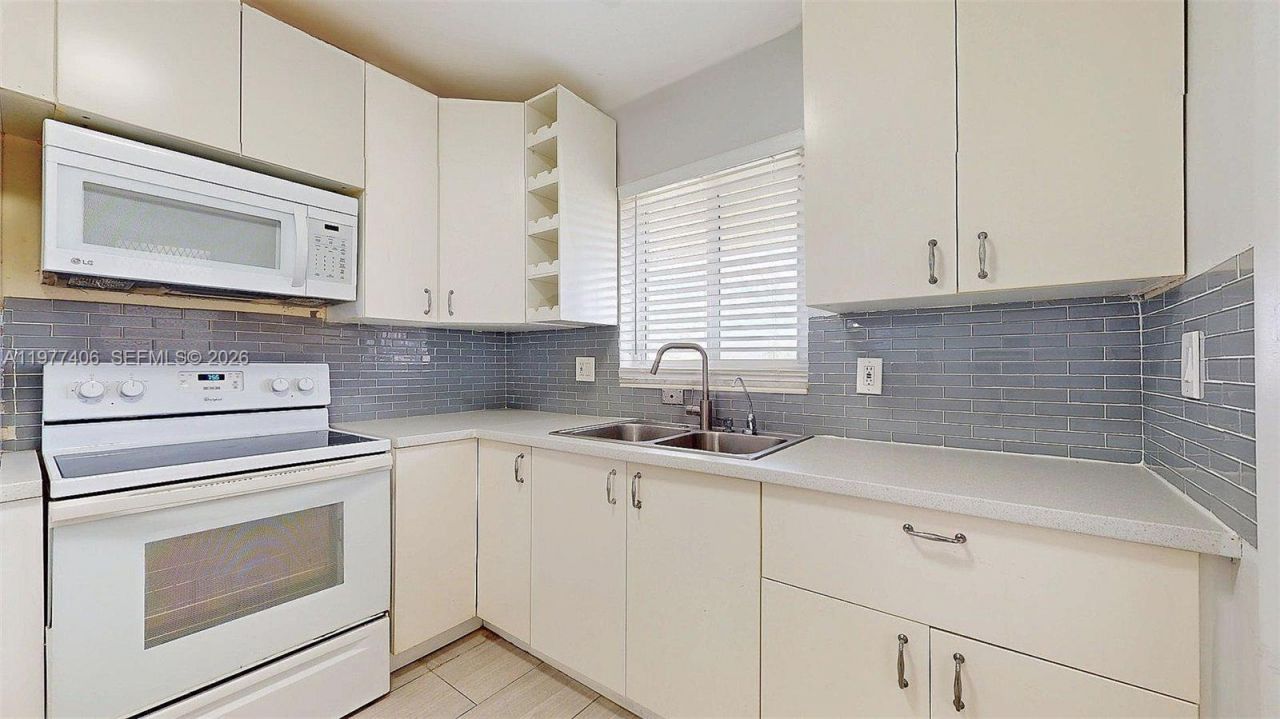 5300 Washington St, Unit D303, Hollywood, FL 33021 Photo