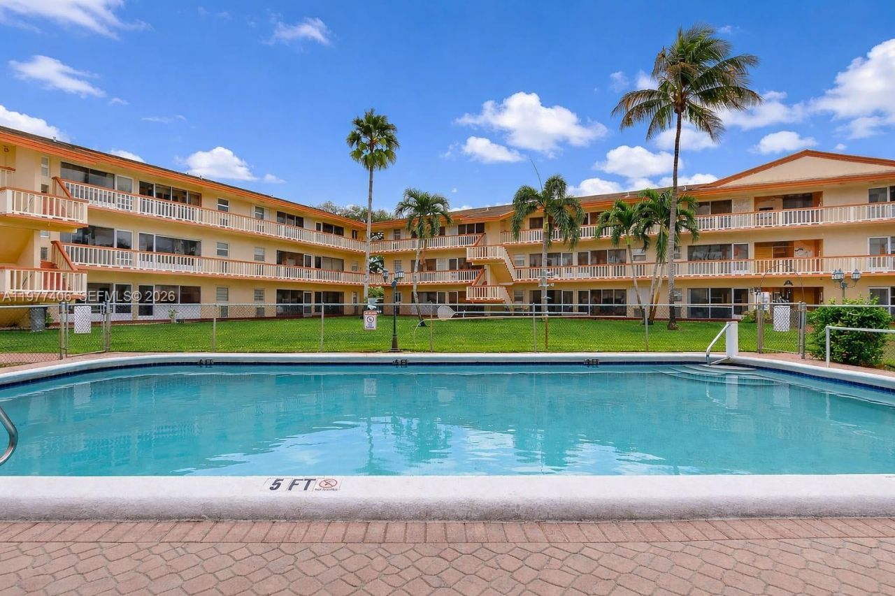 5300 Washington St, Unit D303, Hollywood, FL 33021 Photo