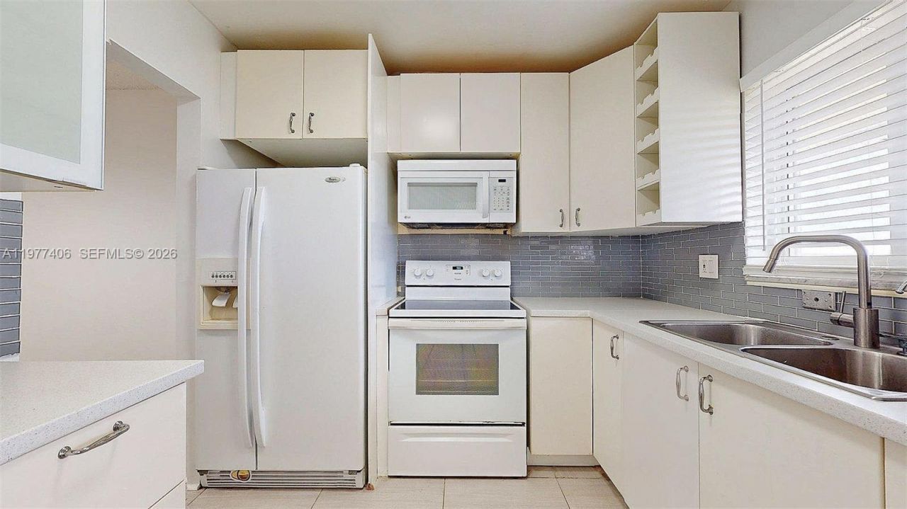 5300 Washington St, Unit D303, Hollywood, FL 33021 Photo