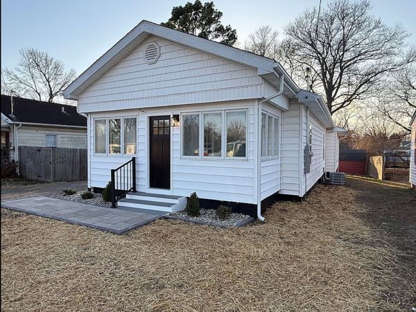 9 S Illinois Avenue, Duquoin, IL 62832