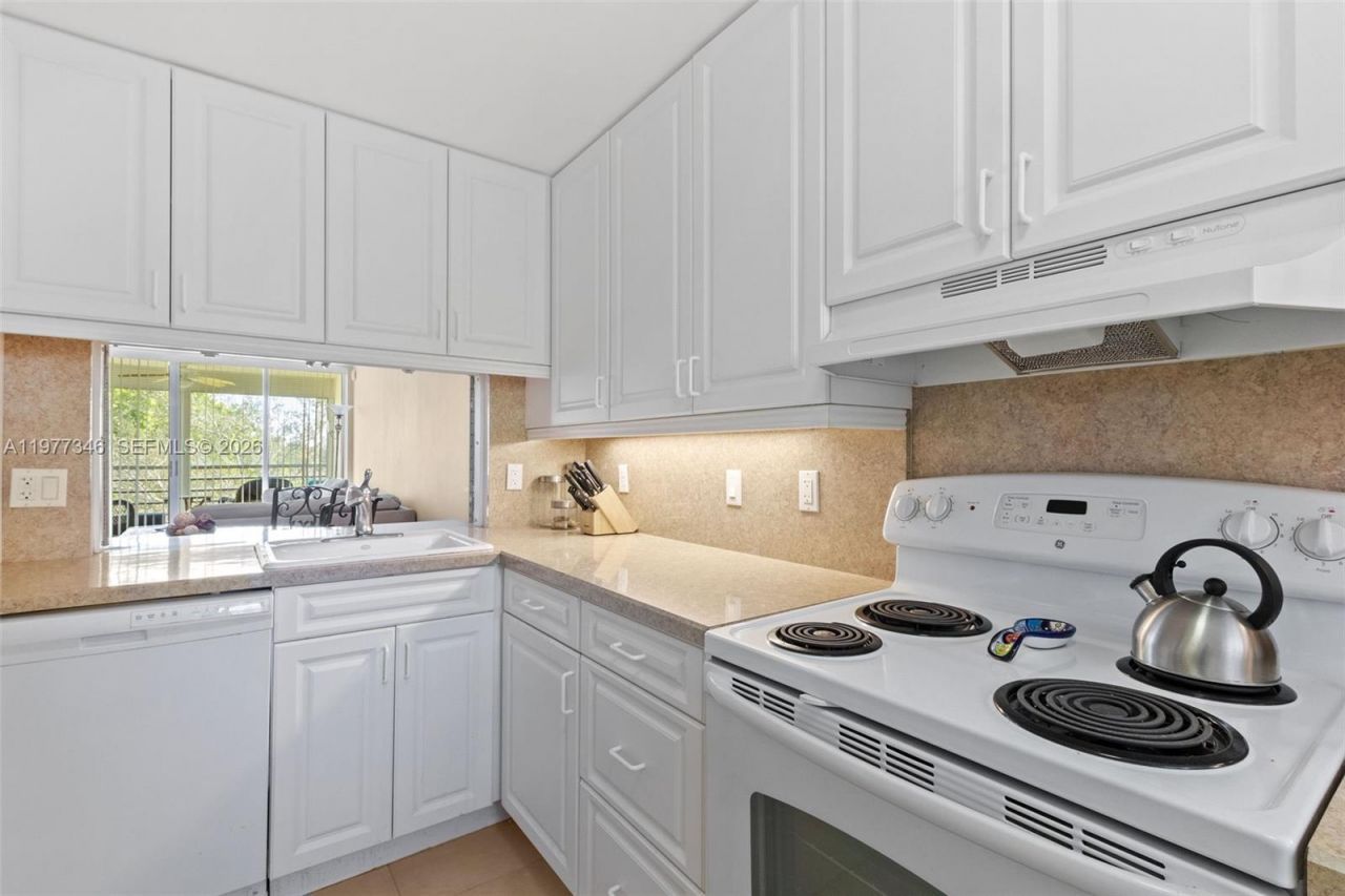 9480 Poinciana Pl , Unit 407, Davie, FL 33324 Photo