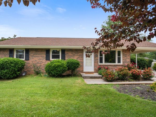 6890 Riverbend DR, Fairlawn, VA 24141