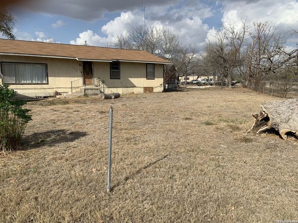 114 6th, Natalia, TX 78059