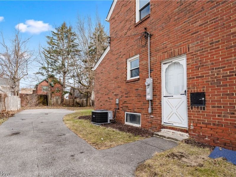 18303 Canterbury Road, Cleveland, OH 44119 Photo 2