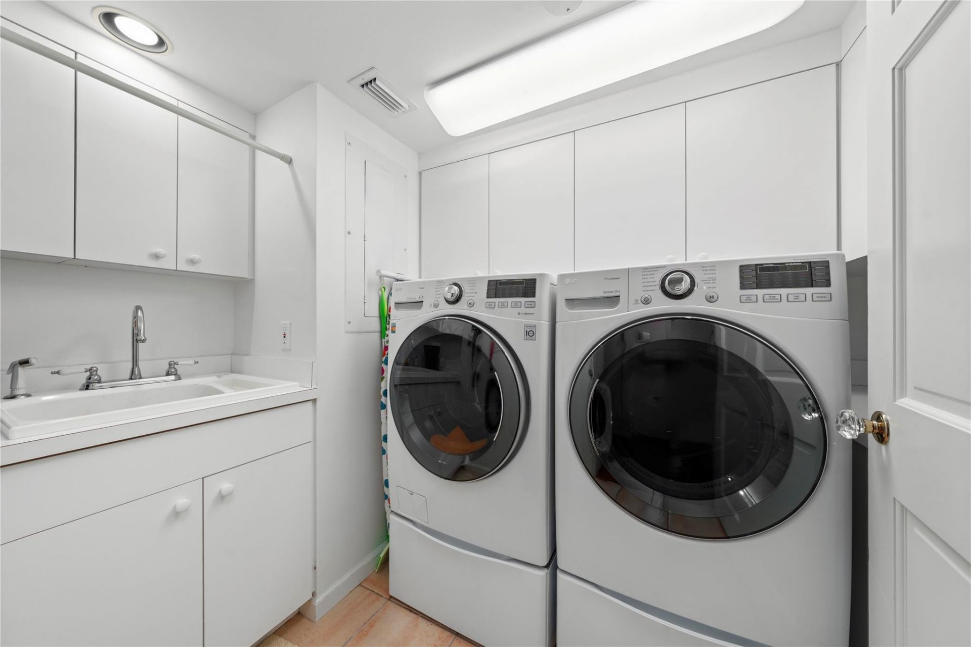 330 Royal Plaza Drive, Fort Lauderdale, FL 33301 Photo