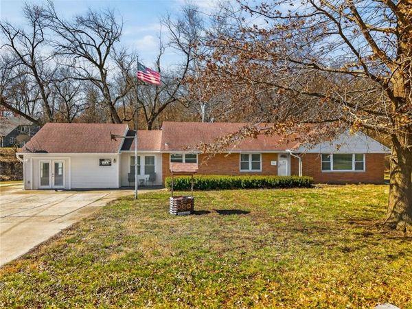 7000 NW Waukomis Drive, Kansas City, MO 64151