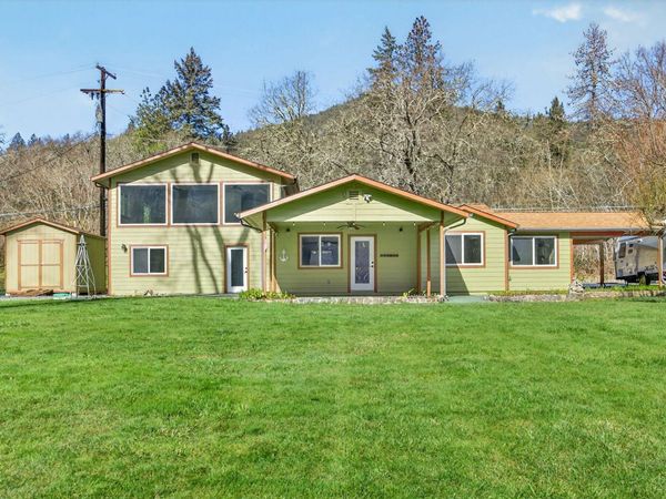 423 Fielder Lane, Grants Pass, OR 97526
