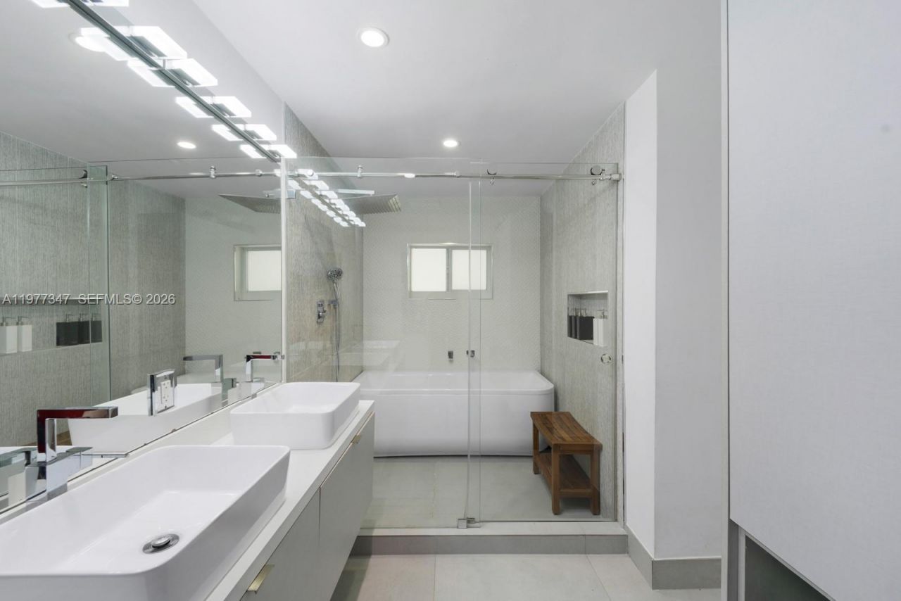 21015 NE 19th Ct , Miami, FL 33179 Photo