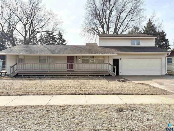 5209 W Thurman Dr, Sioux Falls, SD 57106