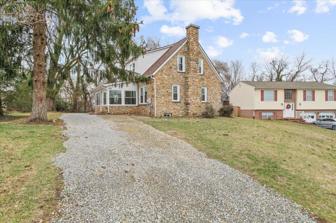 1705 Brad Ct, Salem, VA 24153 Main Photo