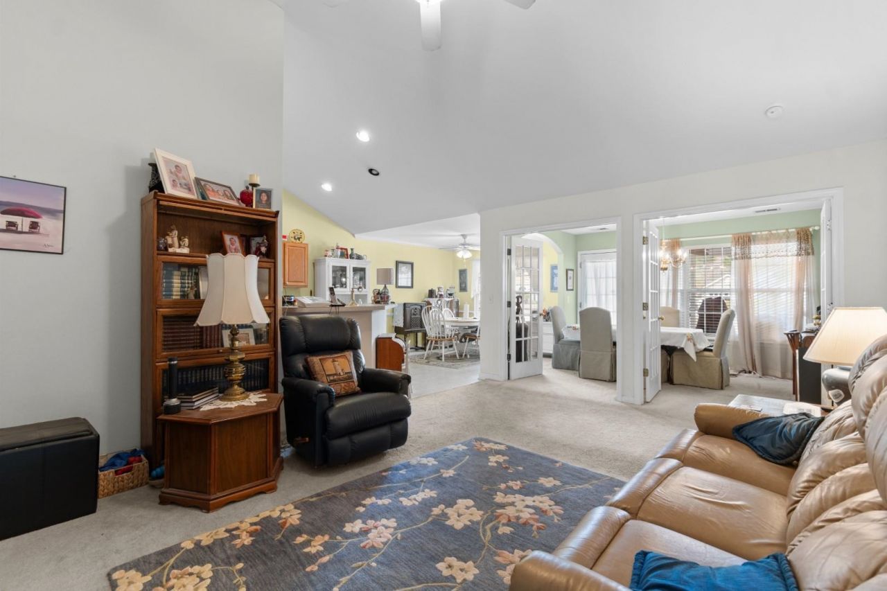 146 Seville Dr. Photo 11