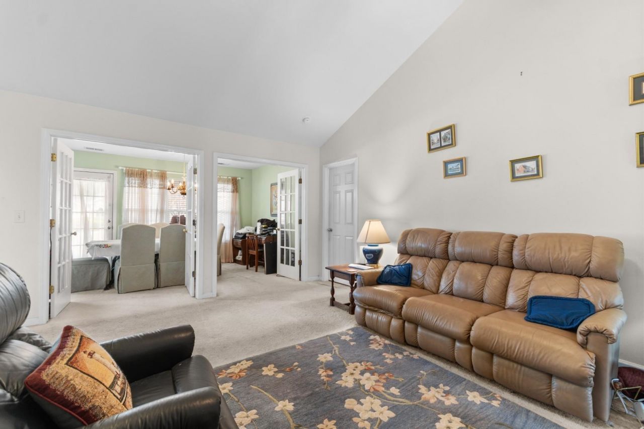 146 Seville Dr. Photo 12