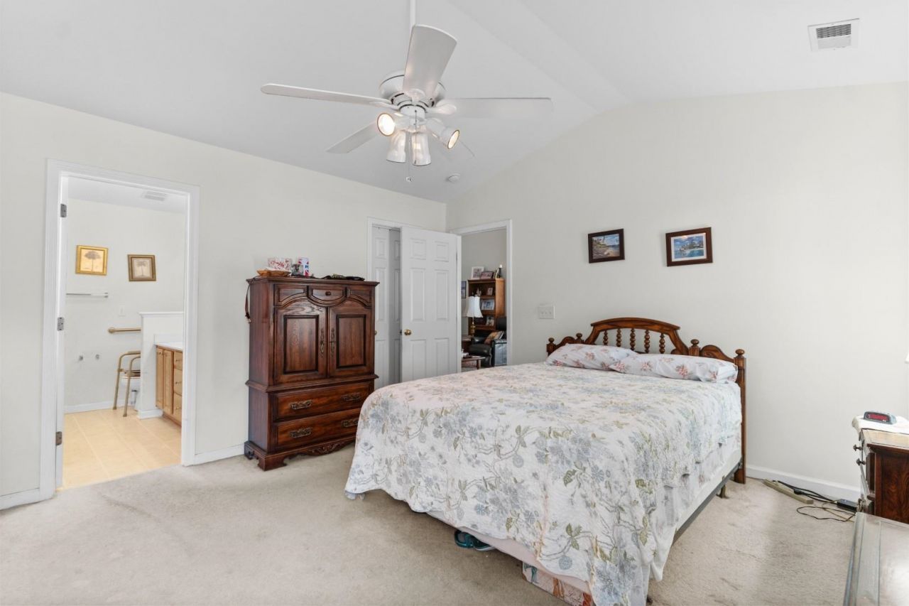 146 Seville Dr. Photo 16