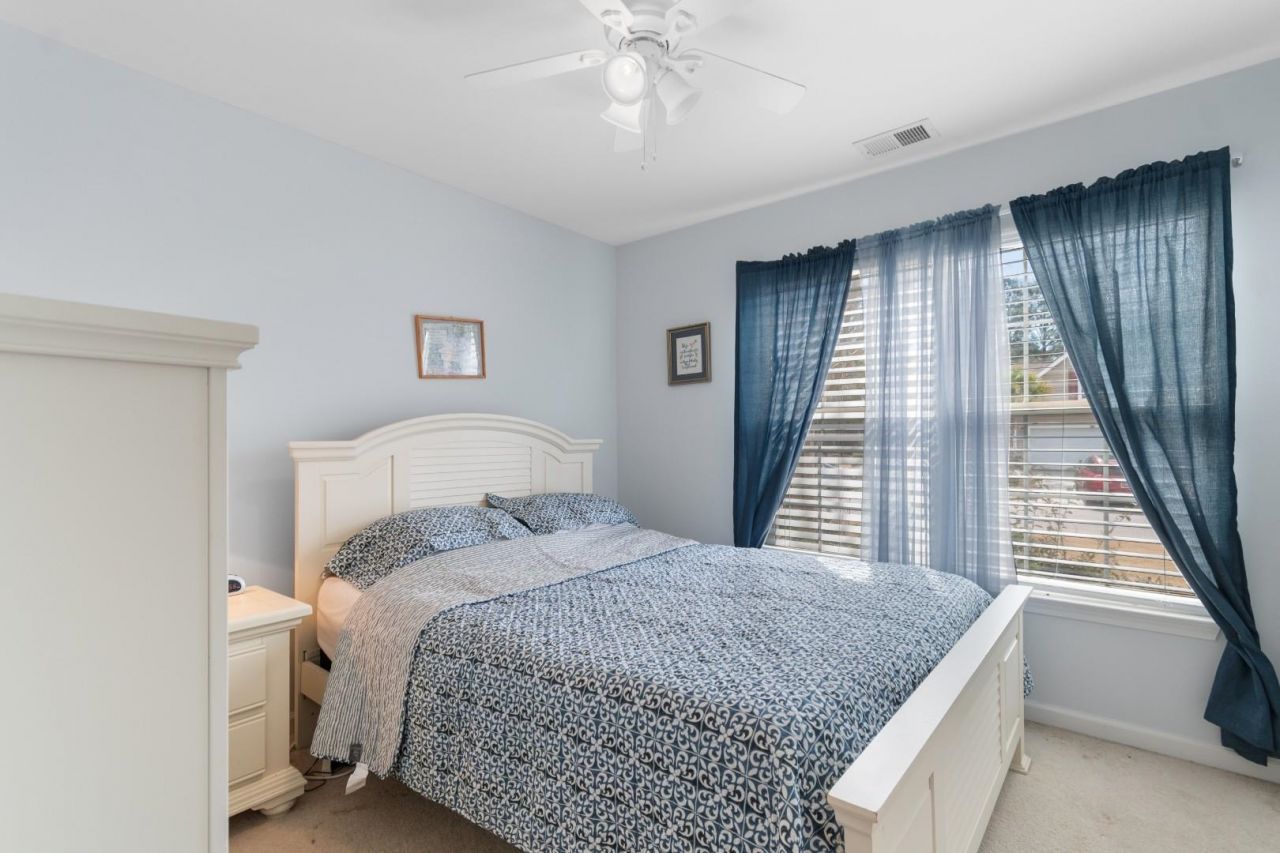 146 Seville Dr. Photo 23