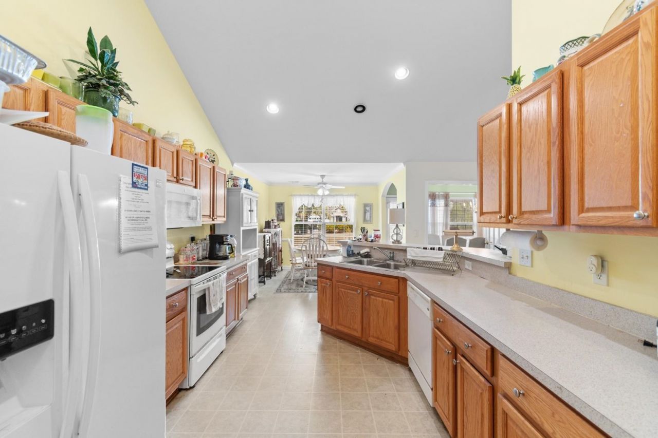 146 Seville Dr. Photo 7