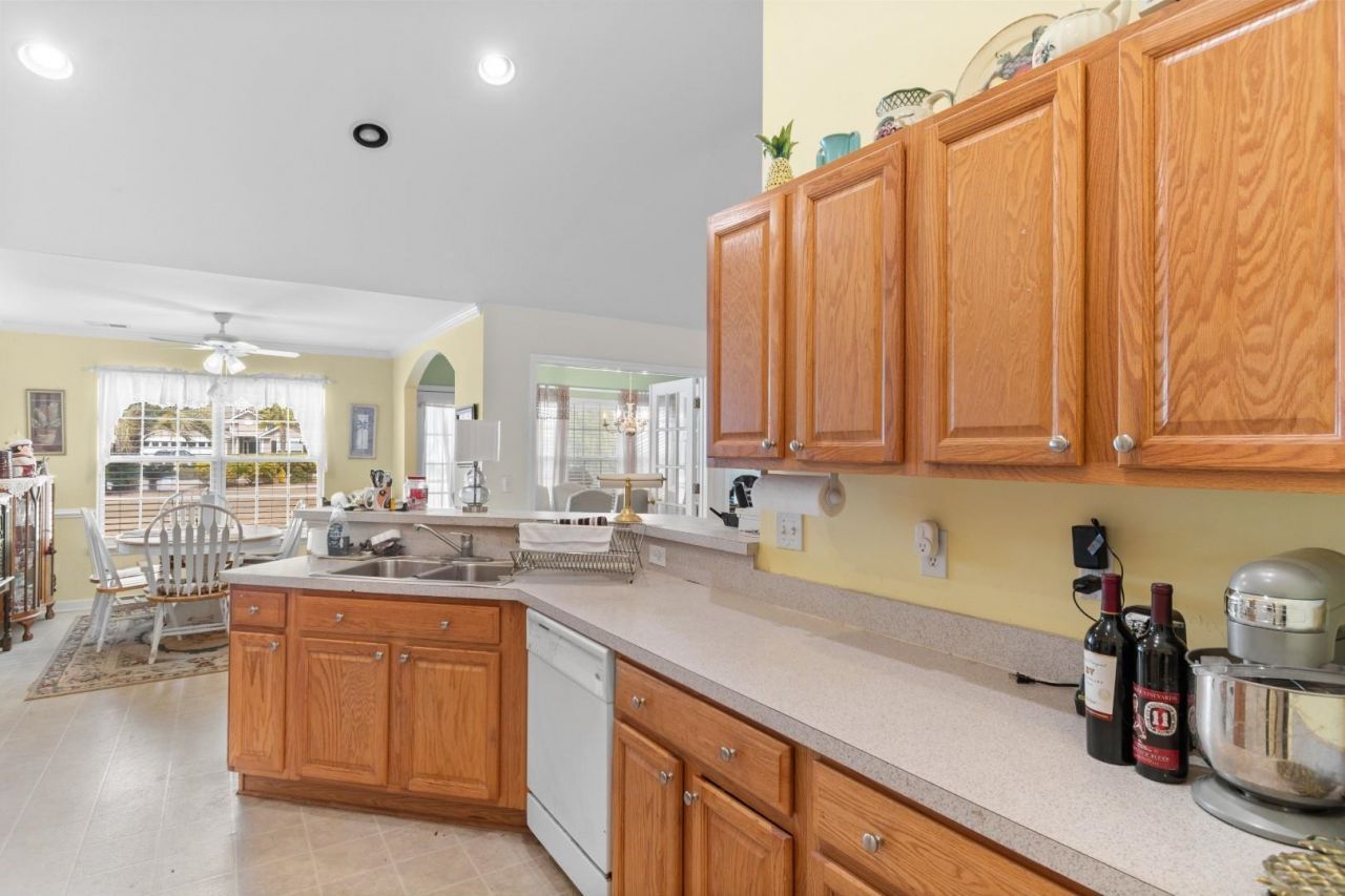 146 Seville Dr. Photo 8