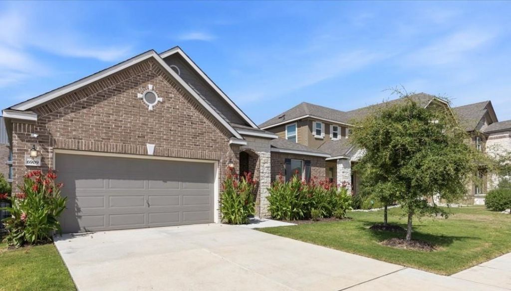 6909 Daniel Ranch Dr, Austin, TX 78744 Main Photo