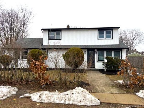 38 Somerset Road E, Amityville, NY 11701