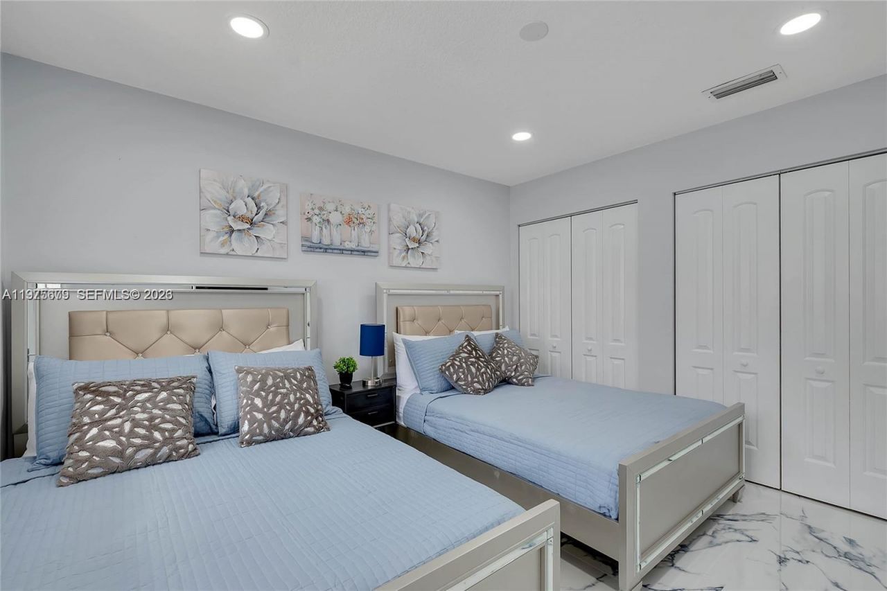 895 W 39th Pl , Unit 1, Hialeah, FL 33012 Photo