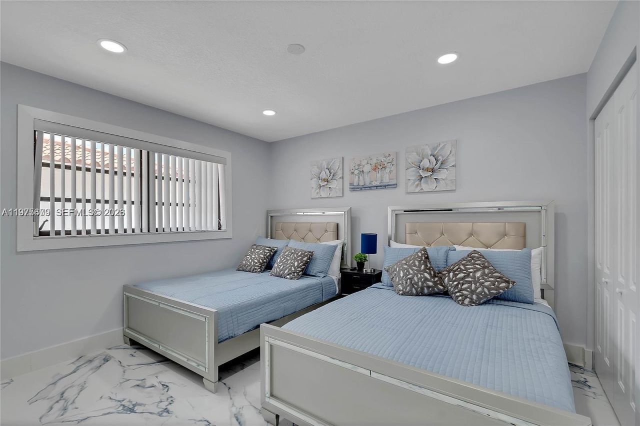 895 W 39th Pl , Unit 1, Hialeah, FL 33012 Photo