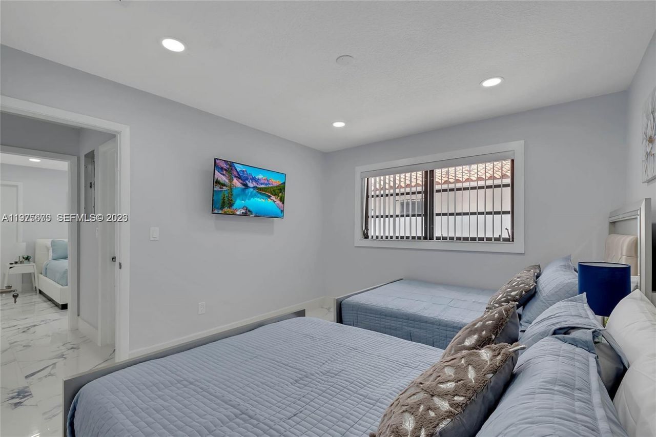 895 W 39th Pl , Unit 1, Hialeah, FL 33012 Photo