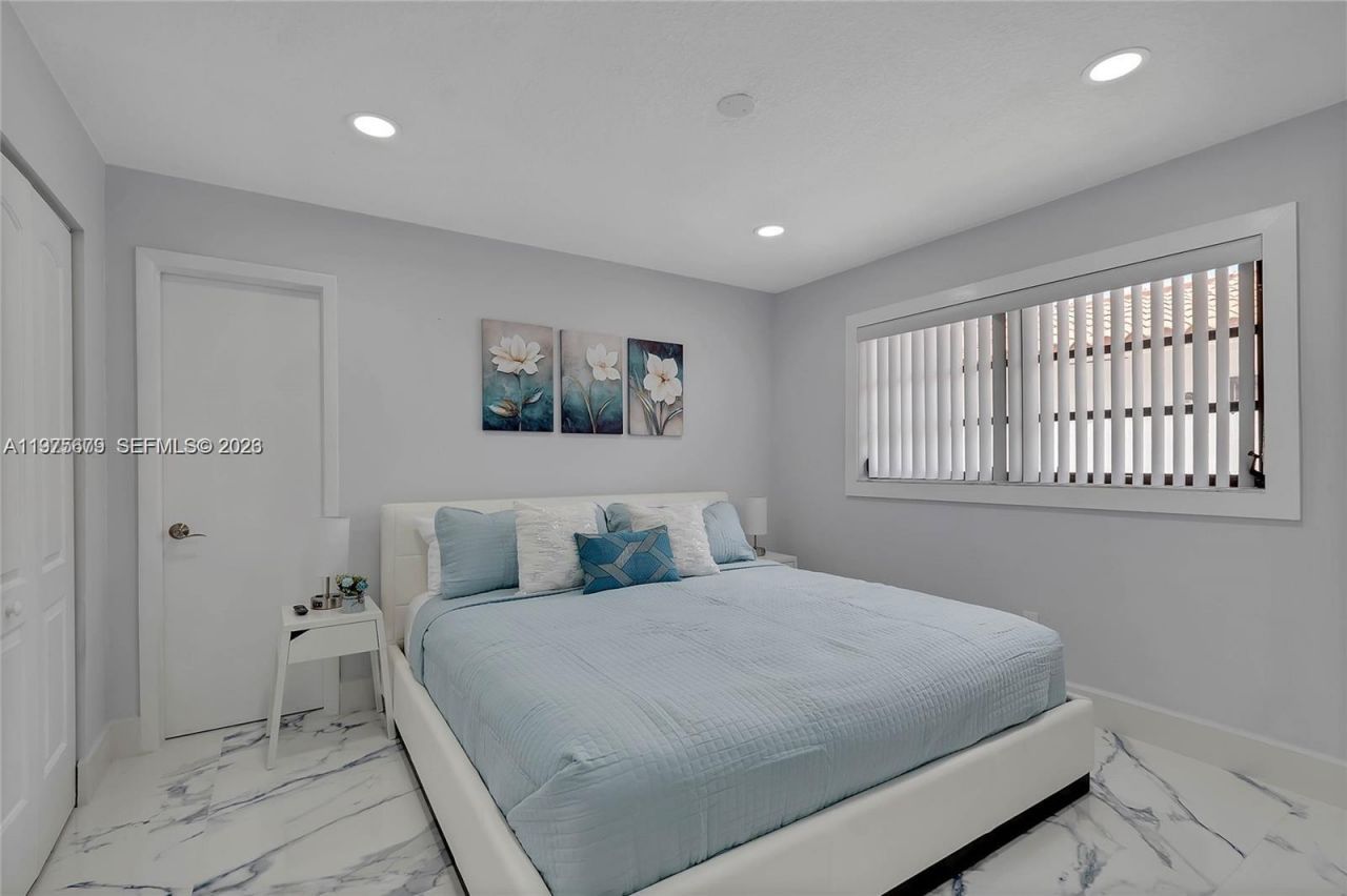 895 W 39th Pl , Unit 1, Hialeah, FL 33012 Photo