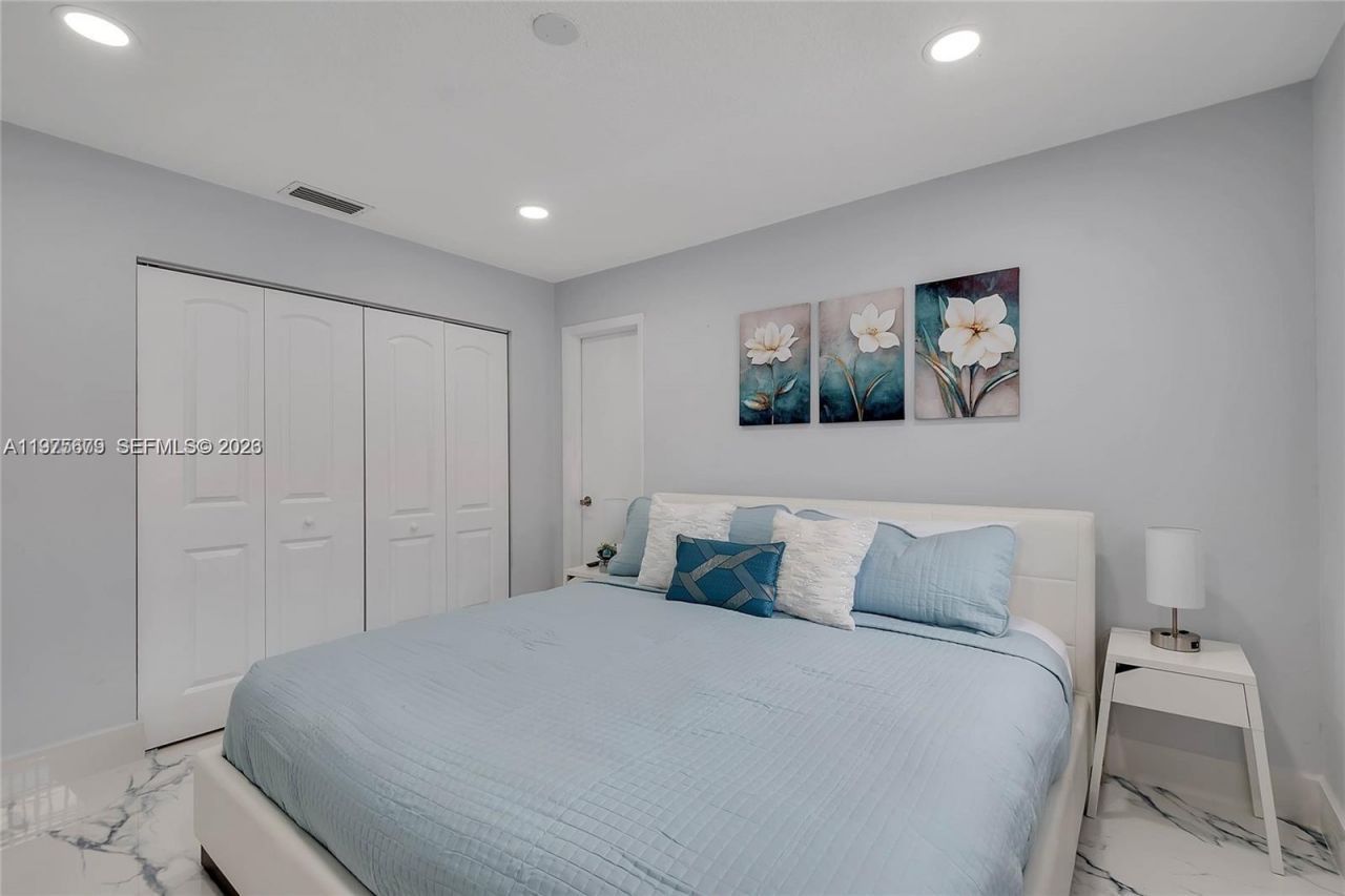 895 W 39th Pl , Unit 1, Hialeah, FL 33012 Photo