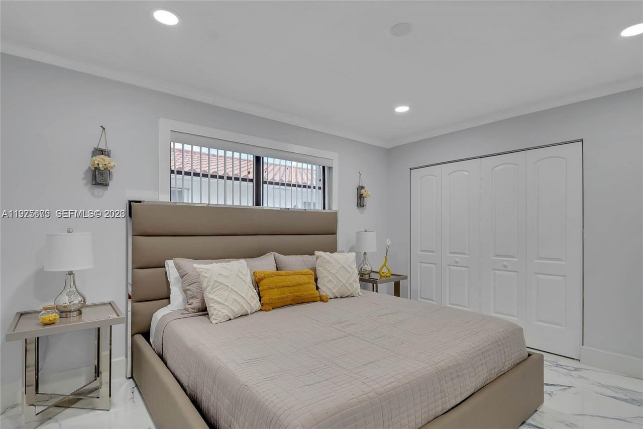 895 W 39th Pl , Unit 1, Hialeah, FL 33012 Photo