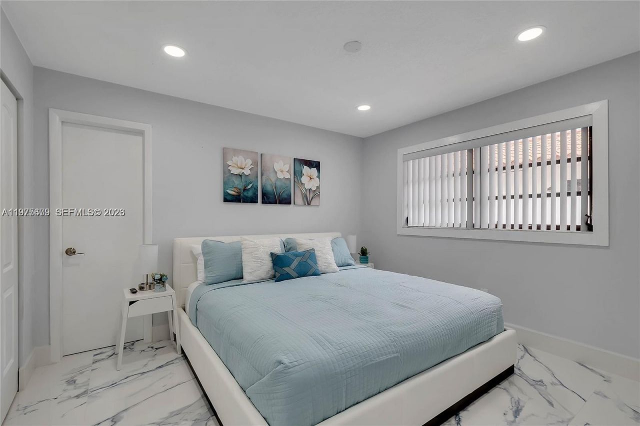 895 W 39th Pl , Unit 1, Hialeah, FL 33012 Photo