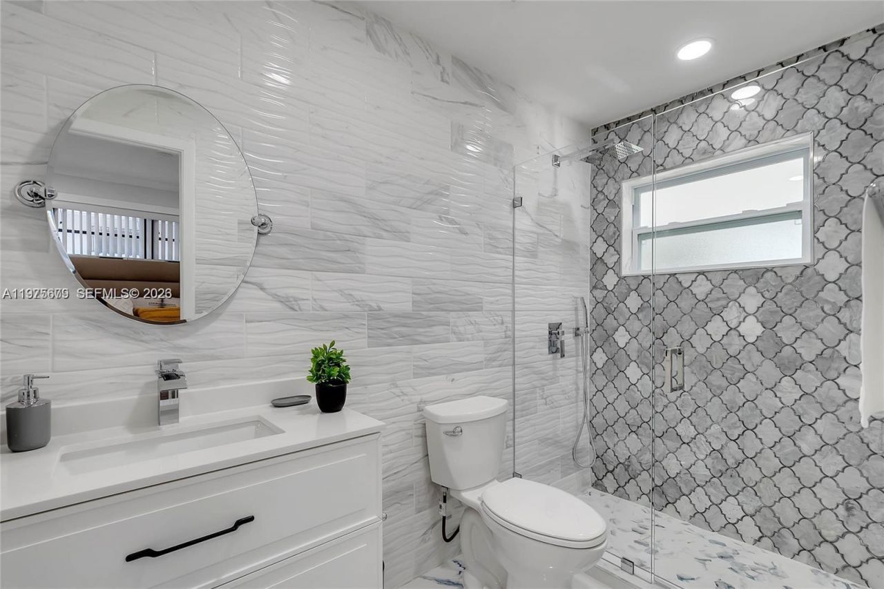 895 W 39th Pl , Unit 1, Hialeah, FL 33012 Photo