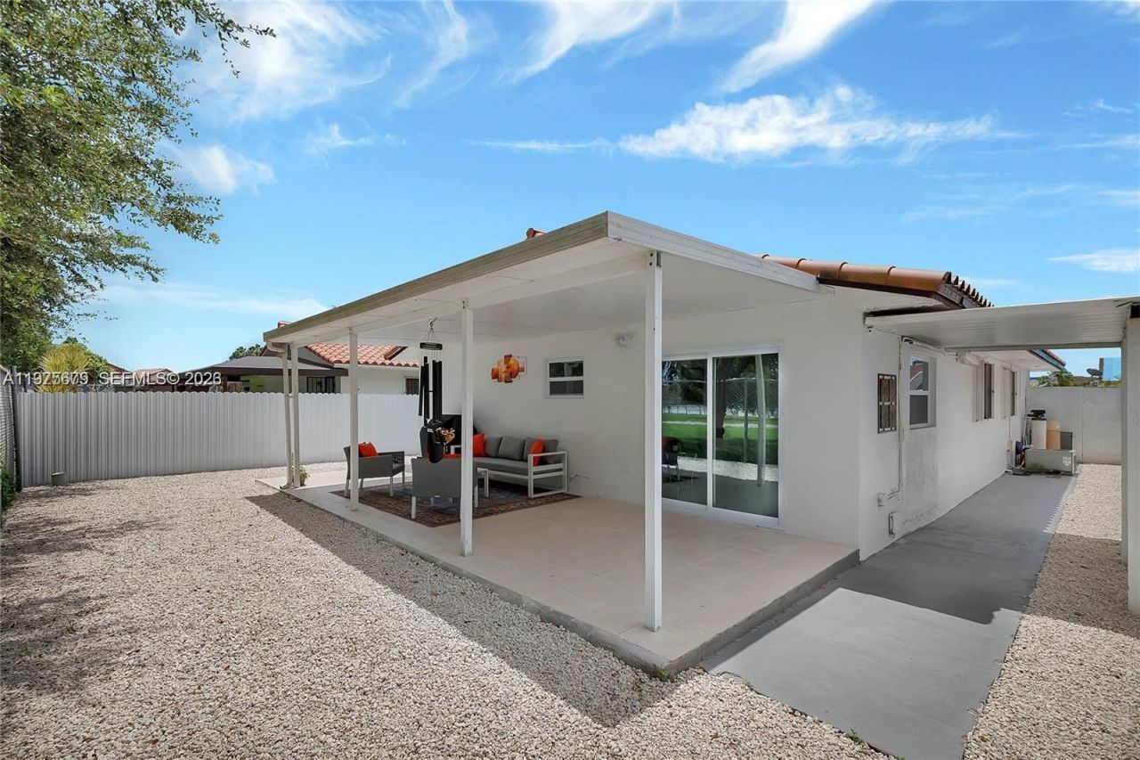 895 W 39th Pl , Unit 1, Hialeah, FL 33012 Photo