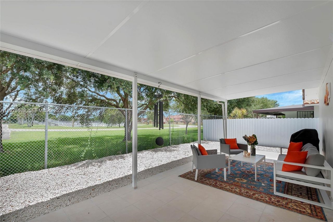 895 W 39th Pl , Unit 1, Hialeah, FL 33012 Photo