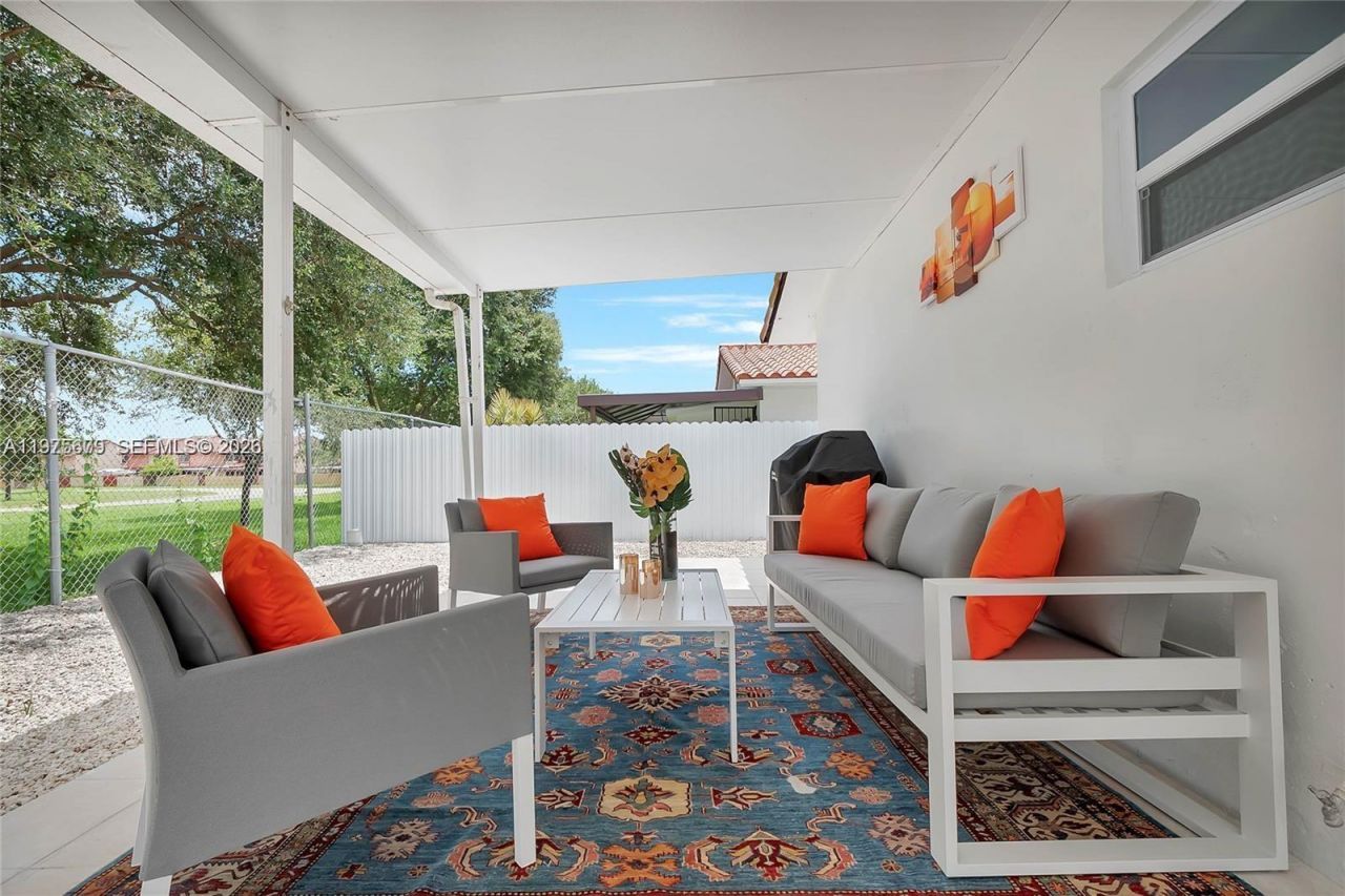 895 W 39th Pl , Unit 1, Hialeah, FL 33012 Photo