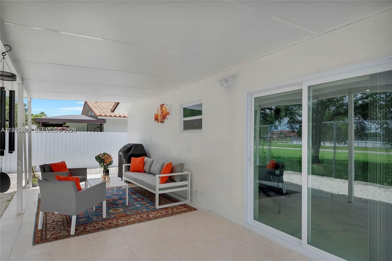 895 W 39th Pl , Unit 1, Hialeah, FL 33012 Photo