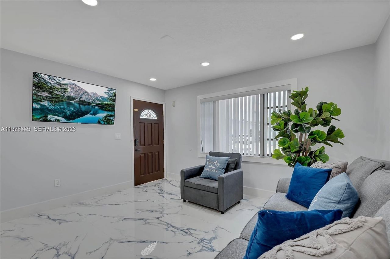 895 W 39th Pl , Unit 1, Hialeah, FL 33012 Photo