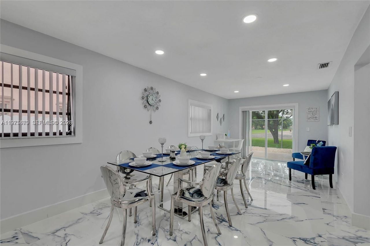 895 W 39th Pl , Unit 1, Hialeah, FL 33012 Photo