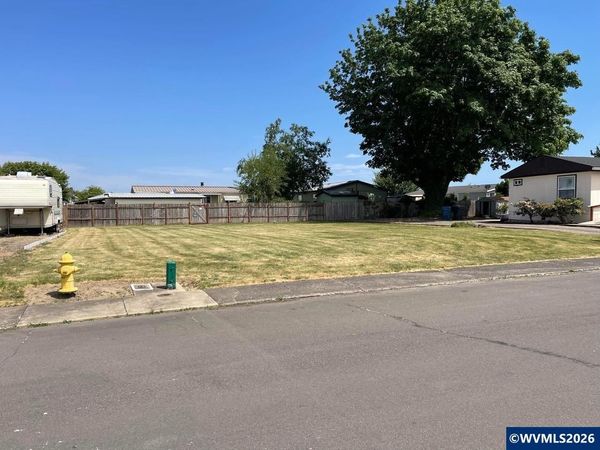 11842 Chateau Dr NE, Woodburn, OR 97071