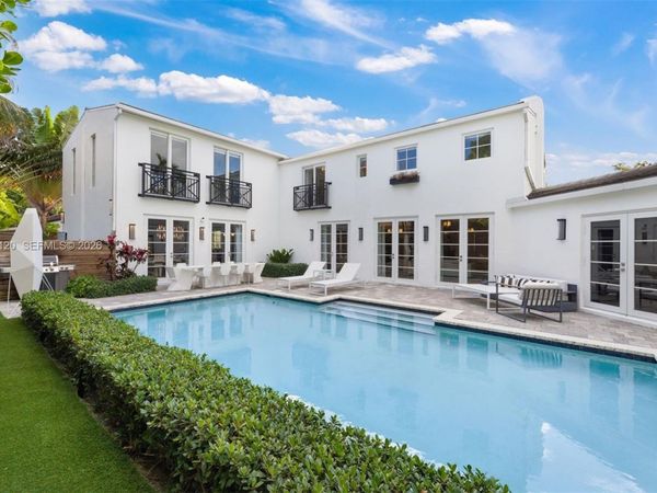 2887 Pine Tree Dr , Miami Beach, FL 33140