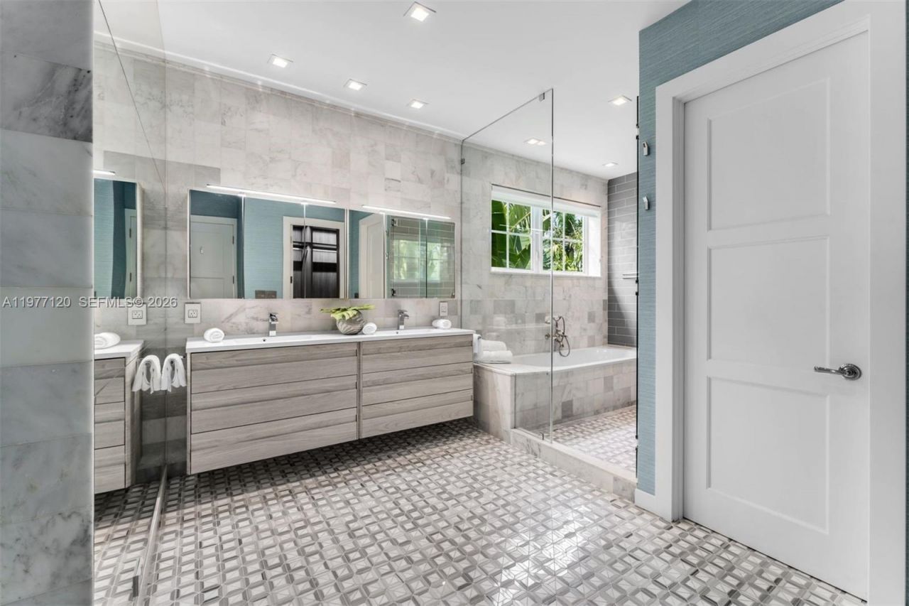 2887 Pine Tree Dr, Miami Beach, FL 33140 Photo