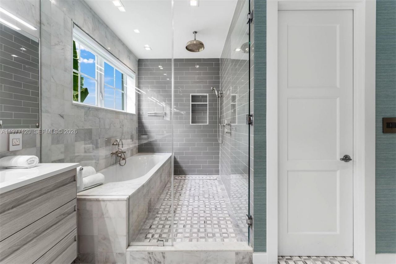 2887 Pine Tree Dr, Miami Beach, FL 33140 Photo
